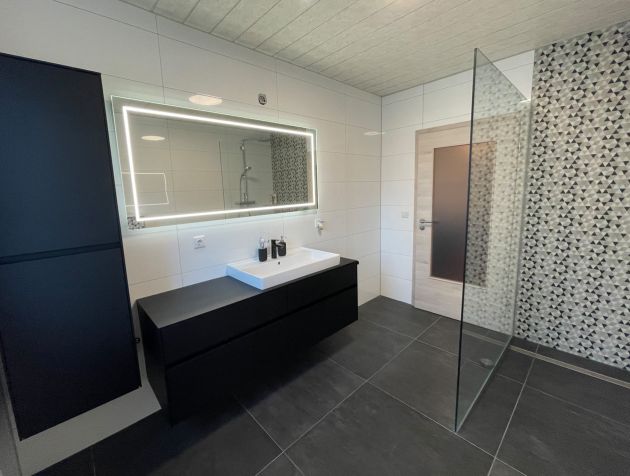 Modernes Badezimmer