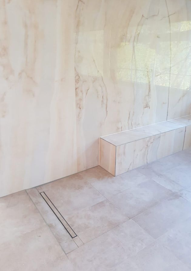 Duschbereich mit Marmorfliesen