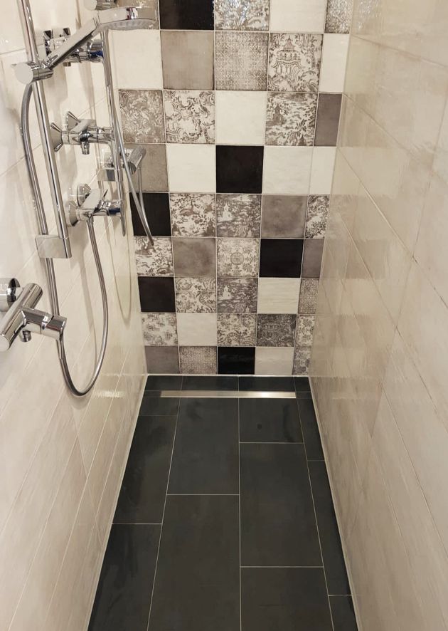 Dusche mit gemusterten Fliesen